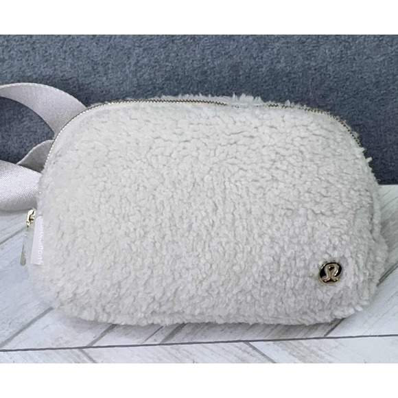 Lululemon Everywhere Belt Bag 1L Fleece White Gold Fanny Pack Ivory Soft Travel - Picture 1 of 7